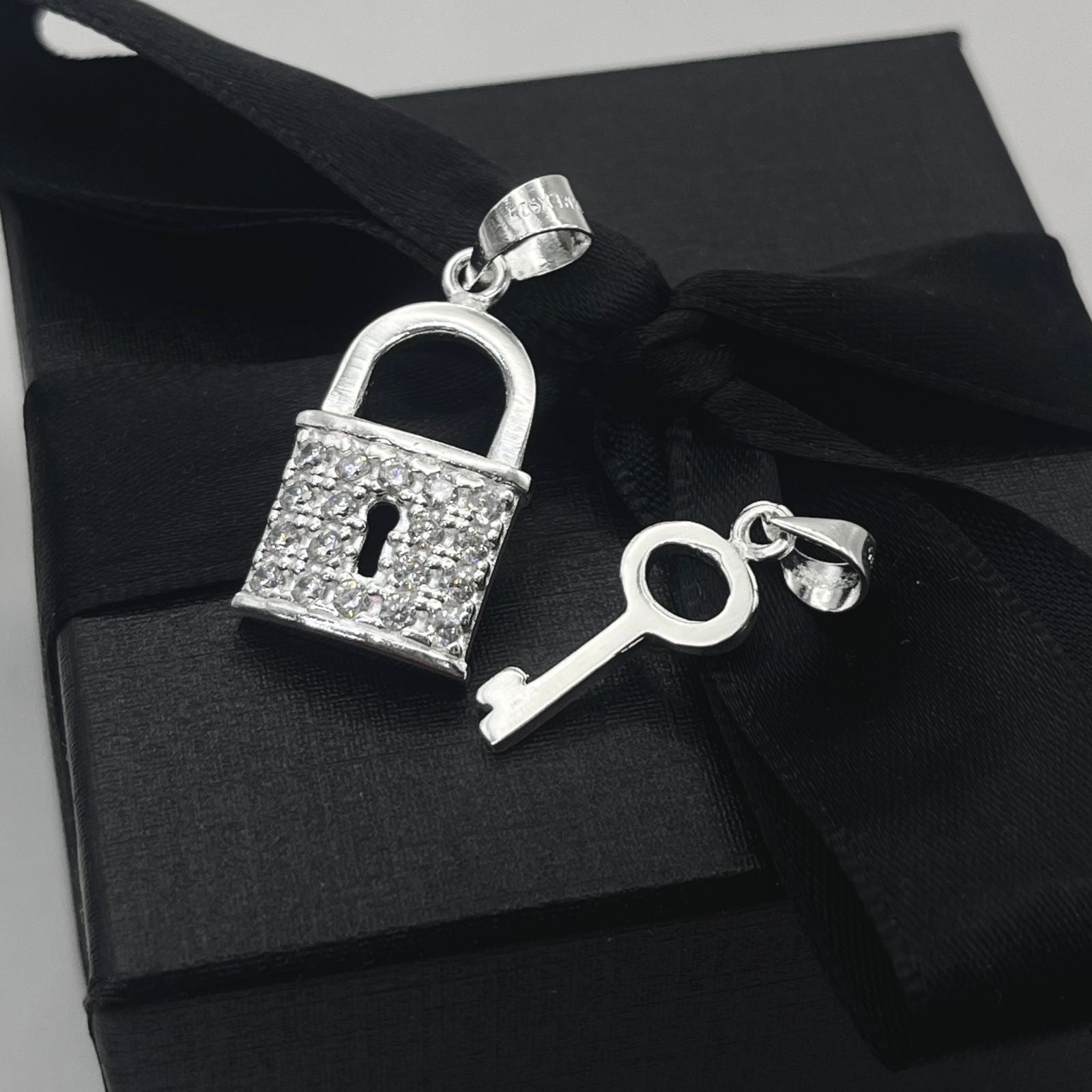 DIJE DE CANDADO CON LLAVE